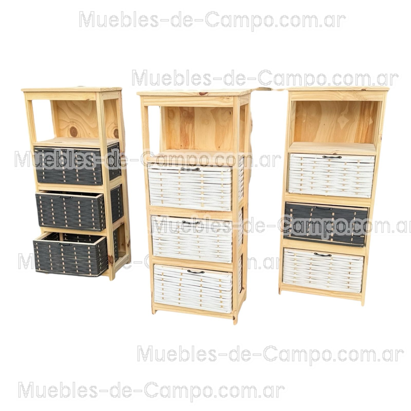 elegante canastero organizador, confeccionado en *madera de pino macizo* por su durabilidad y belleza natural. Este versátil mueble cuenta con tres canastos que te ayudarán a mantener todo en su lugar, ya sea en el baño, el dormitorio o la sala de estar.