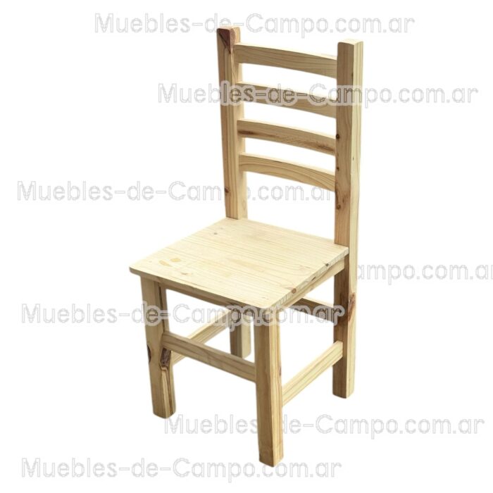 Silla anatómica de pino con respaldo curvo reforzado.