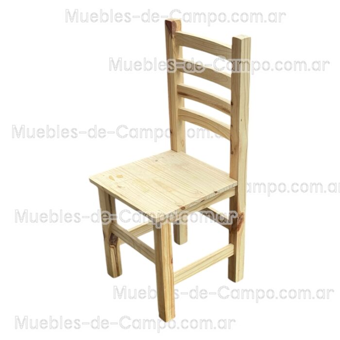 Silla anatómica de pino con respaldo curvo reforzado.