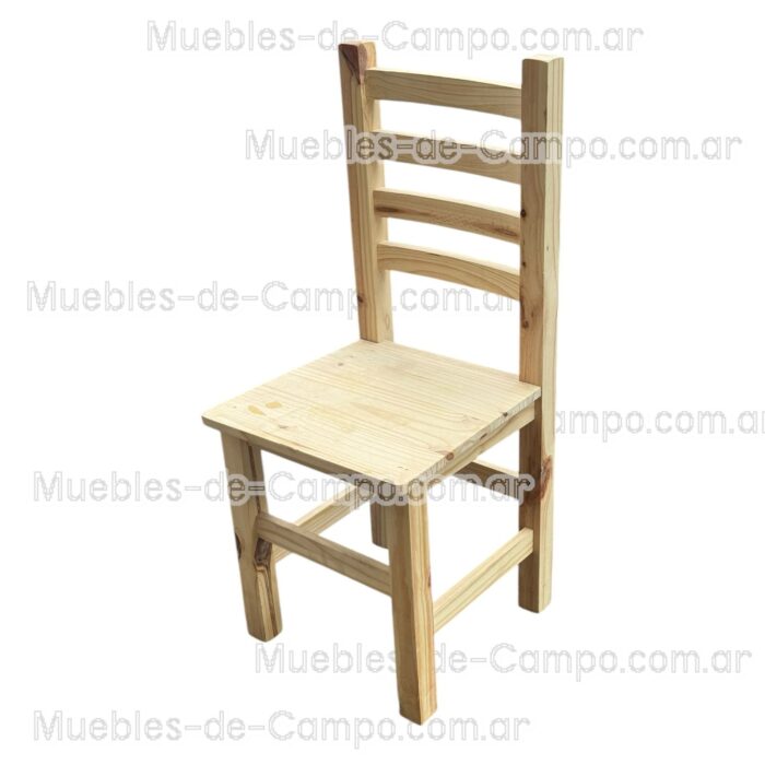 Silla anatómica de pino con respaldo curvo reforzado.