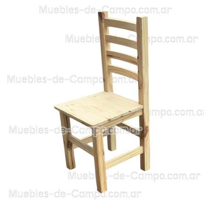 Silla anatómica de pino con respaldo curvo reforzado.