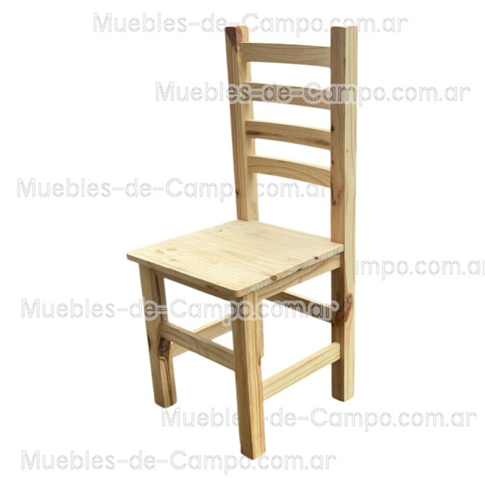 Silla anatómica de pino con respaldo curvo reforzado.